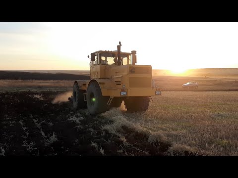 Видео: Трактор К-700 с плугом ПЛН-8-40