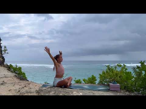 Видео: Йога для спины. Энергичная виньяса – от разогрева к глубоким прогибам. Чакрасана.