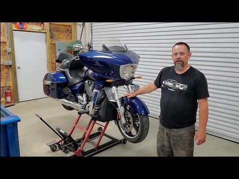 Видео: Замена передних и задних тормозов на Victory Cross Country