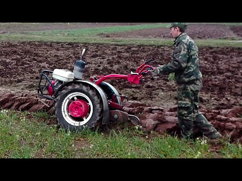 Видео: Вспашка сырой земли ранней весной