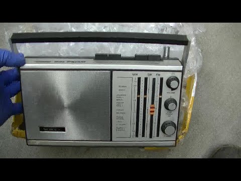 Видео: Ремонт транзисторных радиоприёмников советского производства Сокол 308