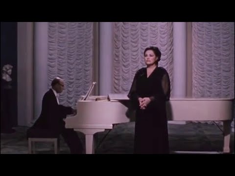 Видео: Валентина Левко – Средь шумного бала