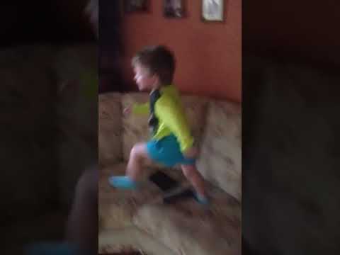 Видео: Ребенок не хочет одеваться в садик😀