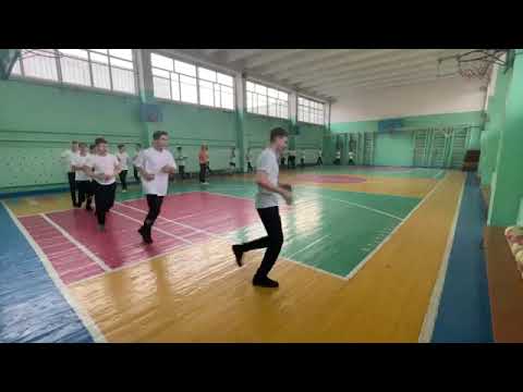 Видео: Урок физической культуры по волейболу в 7 классе (перестроение в движении, противоход, змейка)