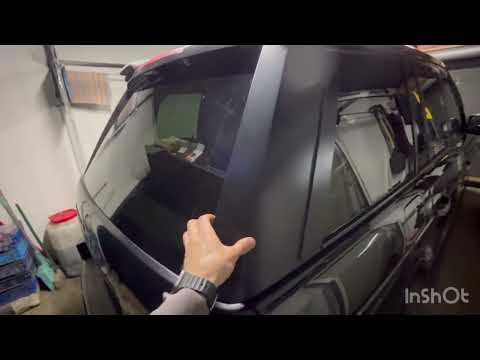 Видео: Снятие пластиковых накладок задних стоек кузова на Land Rover Range Rover L322