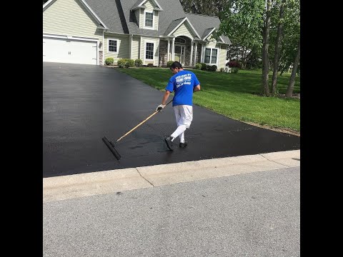 Видео: ЧТО ЗА ЖИЖА, КОТОРОЙ ПОКРЫВАЮТ ДОРОЖКИ В США? РАССКАЗЫВАЮ ПРО ЖИДКИЙ АСФАЛЬТ