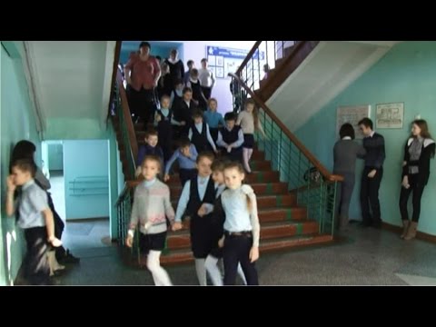 Видео: В барнаульской школе № 53 завтра откроют новый зал школьного музея