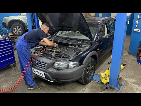 Видео: Замена маслосъёмных колпачков и переуплотнение клапанной крышки на Volvo V70 XC 2003 года.