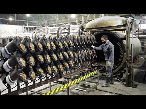 Видео: Процесс изготовления резиновых сапог - Фабрика производит около 300 сапог в день - Япония