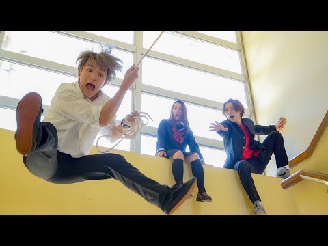 Видео: Школа, в которой нельзя ставить ноги на пол.