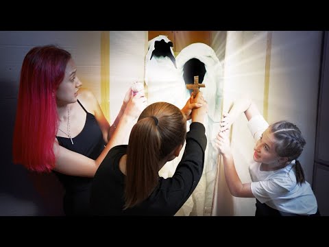 Видео: 24 часа в Картонном Доме Призраке!