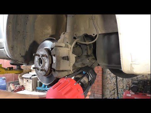 Видео: Замена пыльника правого ШРУС на Toyota Vitz Тойота Витц SCP10 2001 года