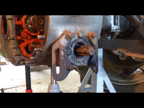 Видео: Снятие корпуса уплотнения ВОМ с трактора Massey Ferguson MF35 или 835