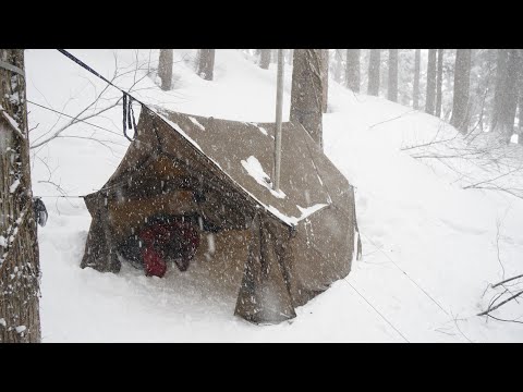 Видео: Одиночный кемпинг в сильный снегопад | Горячие палатки и гамаки | Сломанный дымоход.