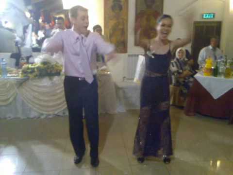 Видео: Кумове танцуват на Забрави за правилата на Слави Трифонов