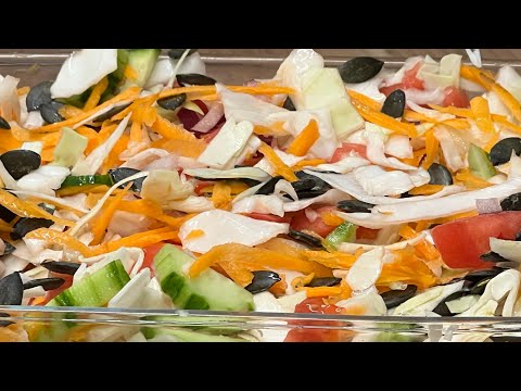 Видео: Свежий салат с капустой и разноцветными овощами