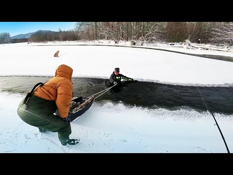 Видео: Зимняя рыбалка в тайге. Спасаем человека, чуть не ушел под лед. Рыбалка на хариуса и ленка.