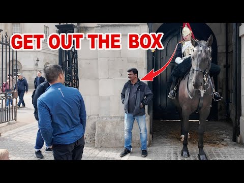 Видео: 😡❌Турист подвергся нападению со стороны королевской гвардии за нарушение правил в конной гвардии...!