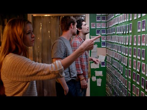 Видео: Друзья нашли камеру, которая делает фото из будущего...