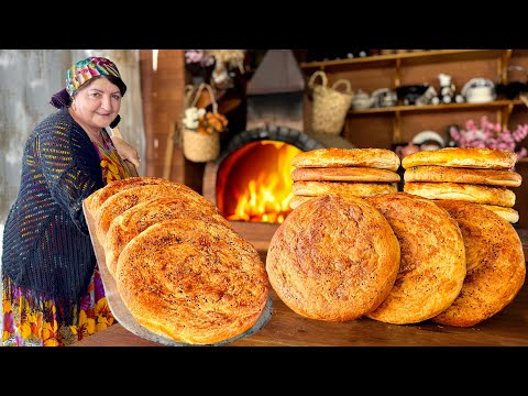 Видео: Бабушка Печёт Хрустящий Слоёный Хлеб в Дровяной Печи! Рецепту 100 Лет!