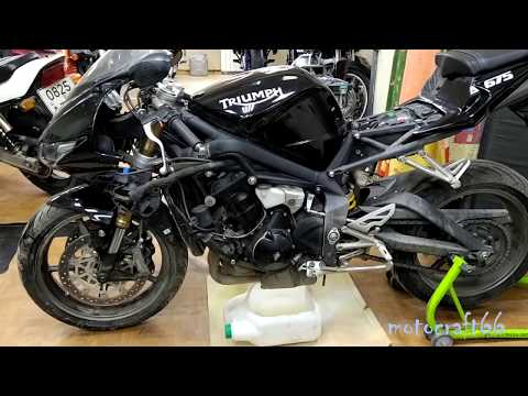 Видео: Triumph Daytona 675 замена антифриза