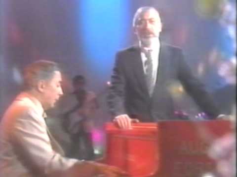 Видео: К.Орбелян "ЛЮБОВЬ НЕ СТАРЕЕТ"-поет Вахтанг Кикабидзе