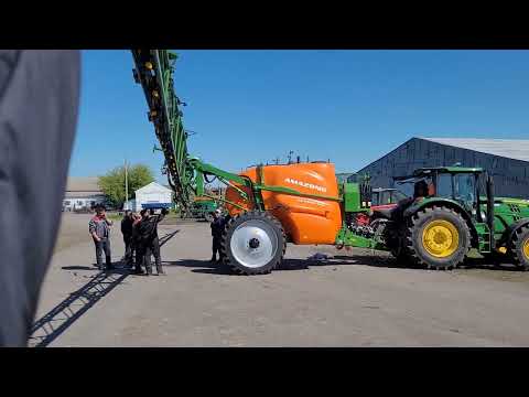 Видео: Amazone UX 5200 Super + John Deere 6140 первый запуск опрыскивателя, с водой, после сборки