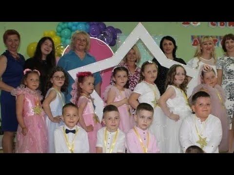 Видео: Танец "Обнимашки" на выпускном празднике 2025 Музыкальный руководитель С. В. Прокопенко