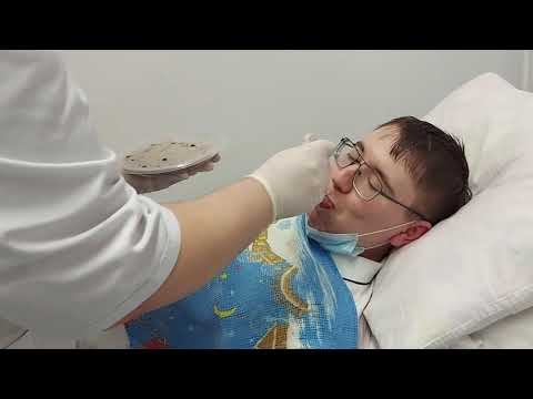 Видео: Кормление тяжелобольного из ложки и поильника