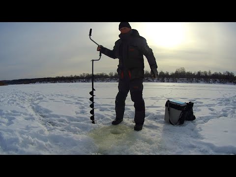 Видео: ЭТА МОРМЫШКА ловит и на ОКЕ. Рыбалка на реке в конце февраля.
