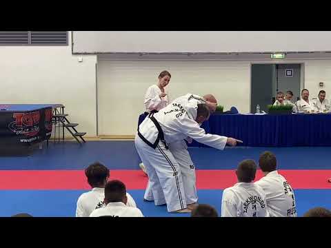 Видео: Self Defense Taekwondo School hold Neck hold How to get out? Самооборона Таеквондо Школьный Захват