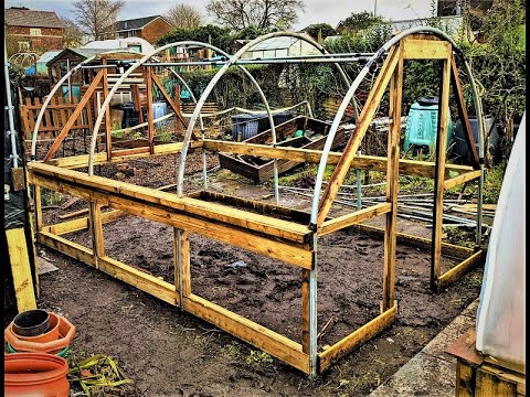 Видео: Как построить полиэтиленовый туннель ~ Часть 11 ~ Оконные рамы и водосточные желоба