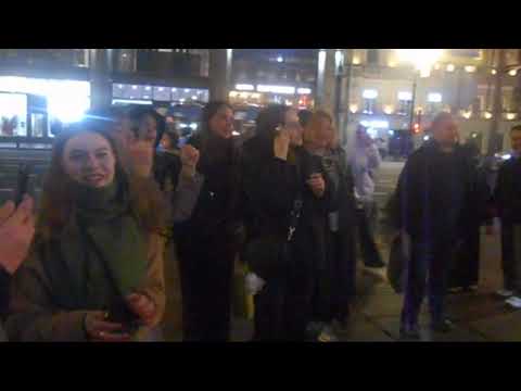 Видео: Уличные музыканты Питер Андрей на Большой Конюшенной 3 октября   Седая ночь