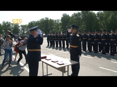 Видео: На плацу ЧВВАКУШа самые светлые головы авиации