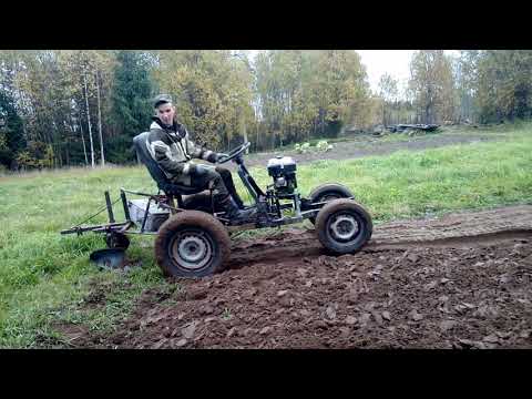 Видео: Вспашка на самодельном минитракторе