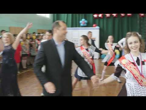Видео: Трогательный танец выпускников с родителями
