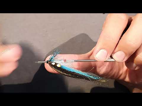 Видео: Ловим свежего лосося в холодной воде на мушку Herring Variant.