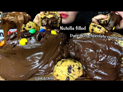 Видео: Nutella, заполненное шоколадное печенье, блины, черничный и клубничный сироп. Ешьте звуки.🤤