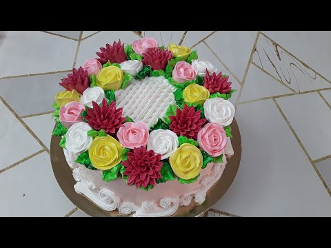 Видео: Торт с розами и бутонами хризантем