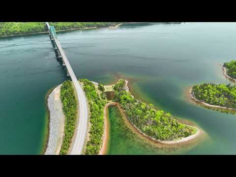 Видео: Остров Нюфаундленд.  Ветер перевернул трак. Природа Канады