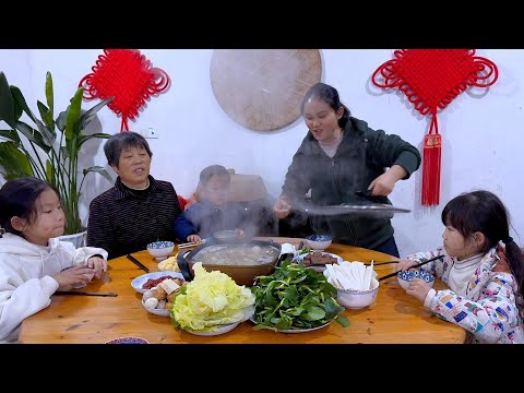 Видео: Первое жаркое зимой было очень горячим, и все ели с удовольствием.