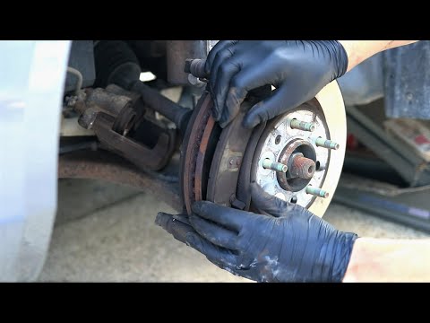 Видео: Замена передних тормозных колодок и роторов на Chevrolet Impala 2008 года выпуска