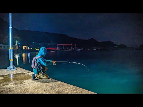 Видео: Чтобы поймать много рыбы, мужчина идет на рыбалку ночью.