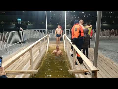 Видео: КРЕЩЕНСКИЕ КУПАНИЯ!!! #Крещениегосподне# Купание в проруби. Swimming in the ice water!!