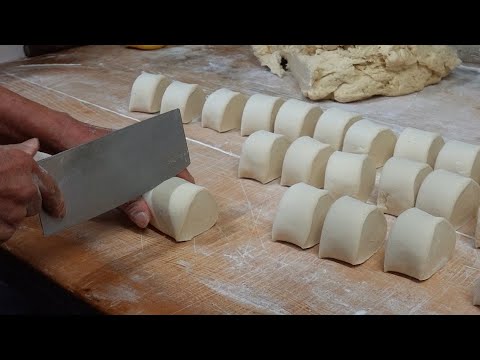 Видео: Традиционное производство хлеба на Тайване - Запеченный хлеб / Приготовленный на пару хлеб с луком