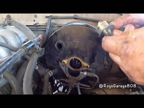 Видео: Как заменить главный тормозной цилиндр (и почистить усилитель тормозов) на Toyota Tacoma PreRunne...