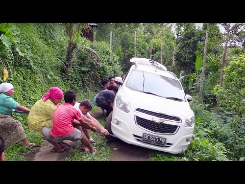 Видео: Опасная Ситуация на Дорогах Бали. Чуть не Упали в Обрыв