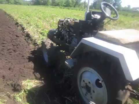 Видео: Саморобний оборотний плуг приорування трави