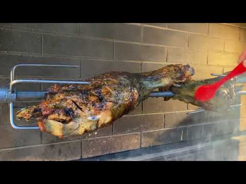 Видео: Свинина на вертеле (в духовке)