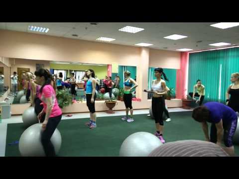 Видео: ХУДЕЕМ В БЕДРАХ  -используем резину и мяч